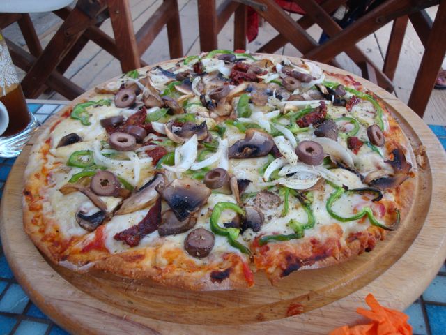 Pizza at Roots, Skala Eressos