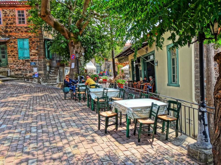 Vatousa, Platia
